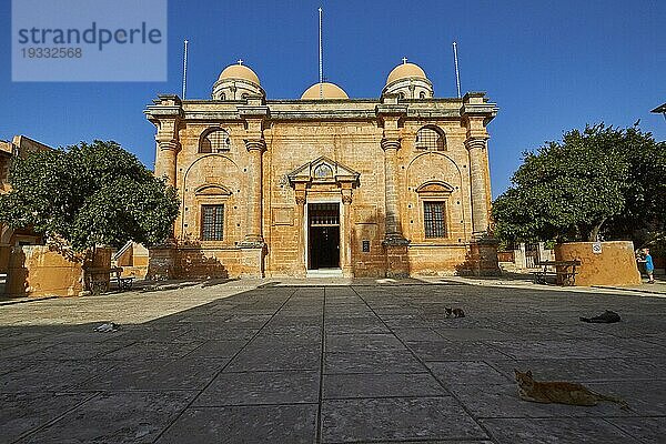 Agia Triada  Orthodoxes Kloster  Superweitwinkel  Hauptkirche frontal  Kuppeln  Vorplatz  Katzen  Halbinsel Akrotiri  Wetskreta  Proviz Chania  Kreta  Griechenland  Europa