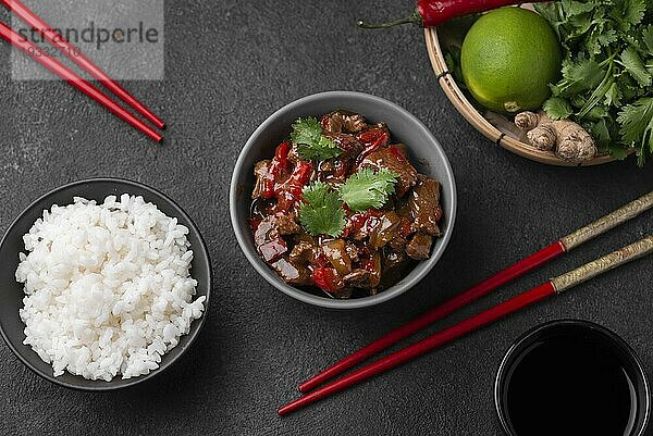Draufsicht asiatisches Gericht mit Reisstäbchen
