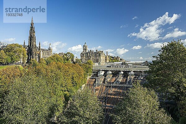 Princes Street Gardens  Waverley Station  Scott Monument  Edinburgh  Schottland  Großbritannien  Europa