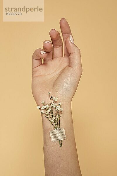 Close up Hand mit Pflaster Blumen