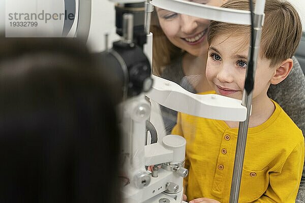 Augen eines kleinen Jungen konsultieren