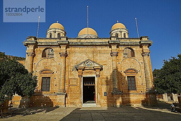 Agia Triada  Orthodoxes Kloster  Superweitwinkel  Hauptkirche frontal  Kuppeln  blauer wolkenloser Himmel  Halbinsel Akrotiri  Wetskreta  Proviz Chania  Kreta  Griechenland  Europa