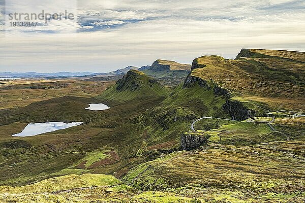 Ausblick auf Felsenlandschaft Quiraing  Trotternish Ridge  Highlands  Isle of Skye  Innere Hebriden  Schottland  Großbritannien  Europa