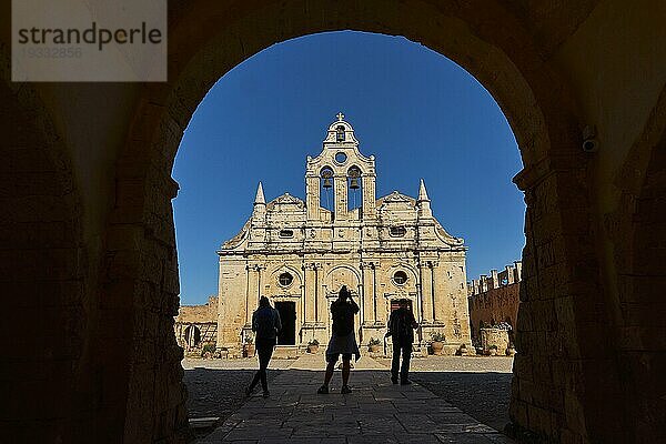 Tordurchgang im Schatten  Torbogen  drei menscliche Silhouletten  Kirche  Glockenturm  Arkadi  Orthodoxes Kloster  Nationaldenkmal  Provinz Rethimnon  Kreta  Griechenland  Europa