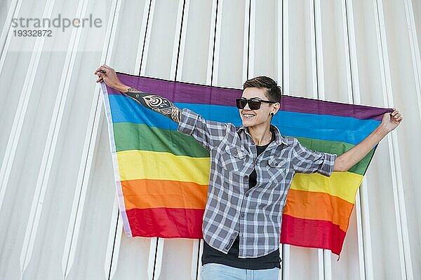 Homosexuelle halten lgbt Flagge
