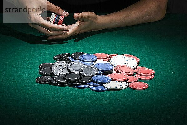Verschiedene Pokerchips am Casinotisch