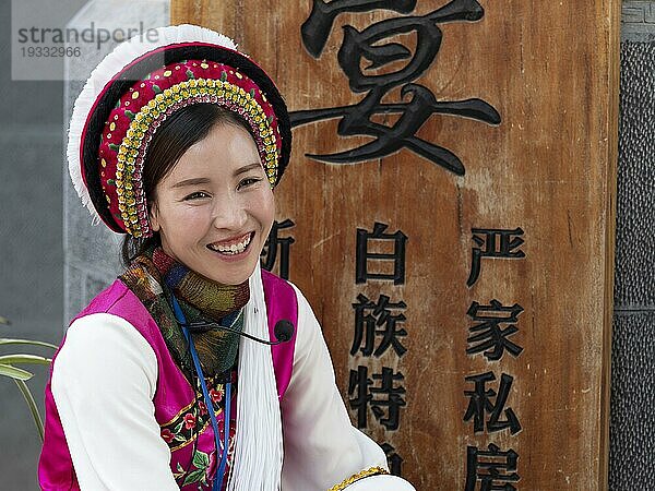 Junge lachende chinesische Frau in traditioneller Festtag Kleidung  Yunnan  China  Asien