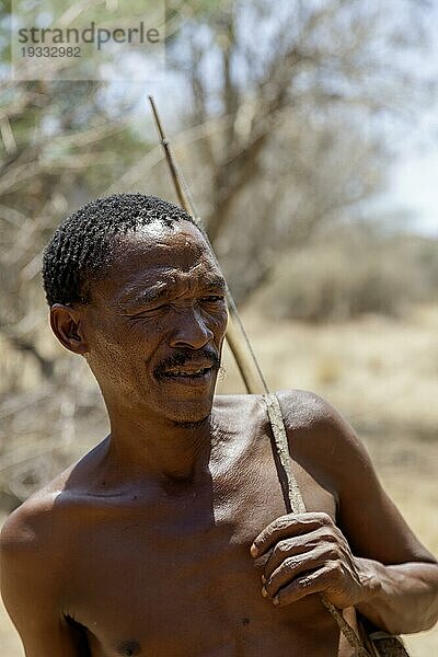 San Mann bei einer Buschwanderung  Lebendes Museum der San  Erongogebirge  Namibia  Afrika