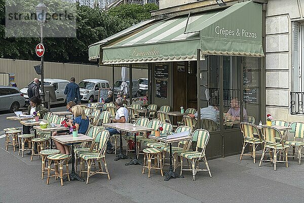 Kleines Café in einer Seitestrasse  Paris  Frankreich  Europa