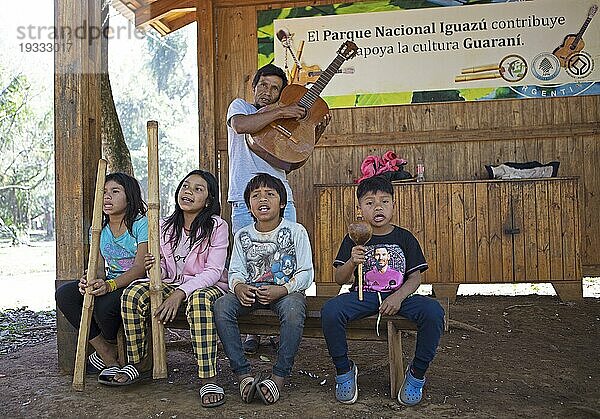 Guarani Kinder musiziern im Iguazú Nationalpark  Provinz Misiones  Argentinien  Südamerika
