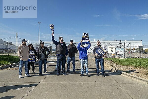 Sterling Heights  Michigan USA  23. Oktober 2023  Mitglieder der United Auto Workers weiteten ihren Streik aus und legten im Stellantis Montagewerk Sterling Heights (SHAP) die Arbeit nieder. Die 6.800 Arbeiter in diesem Werk stellen RAM Pickups her