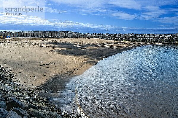 Künstlich aufgeschütteter  trostloser Sandstrand von Calheta  Insel Madeira  Portugal  Europa