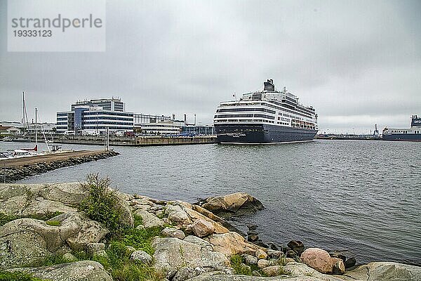 Arendal Kreuzfahrtterminal  rechts Volvo-Fabrik  Arendal  Göteburg