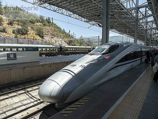 Hochgeschwindigkeitszug im Bahnhof  Kunming  Yunnan  China  Asien