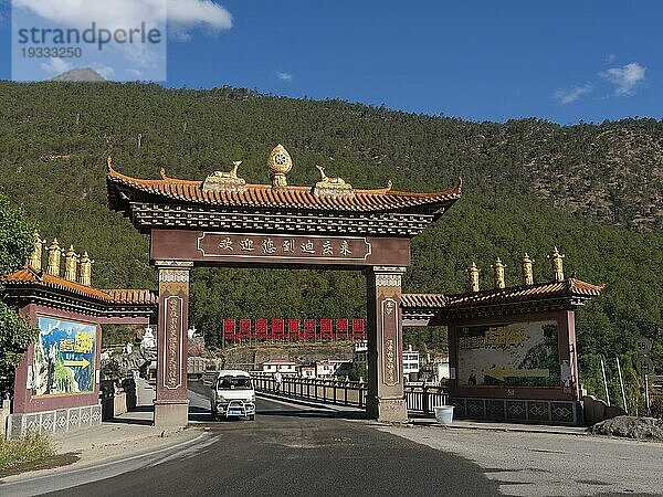 Brücke und Brückentor über den Yangtze  Grenze zu Ost-Tibet  Yunnan  China  Asien