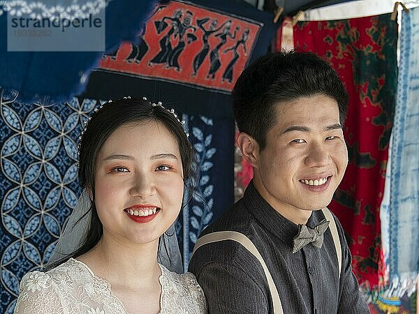 Junges chinesisches Brautpaar  Hochzeitspaar  Xizhou  Yunnan  China  Asien