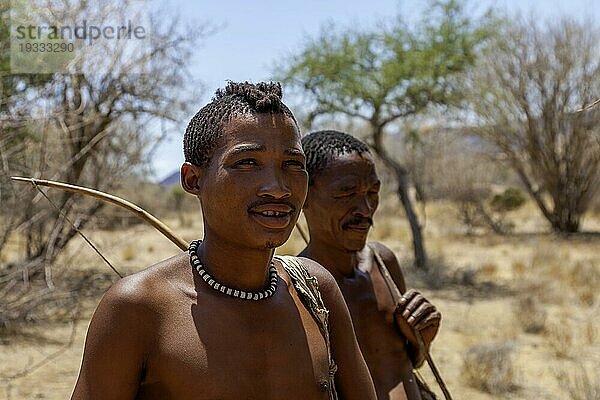 Buschwanderung mit zwei San Männern  Lebendes Museum der San  Erongogebirge  Namibia  Afrika