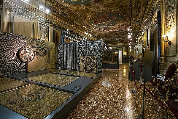 Innenaufnahme Markusdom  Sala Banchetti  historische Teppiche  Festsaal  Venedig  Venetien  Adria  Norditalien  Italien  Europa