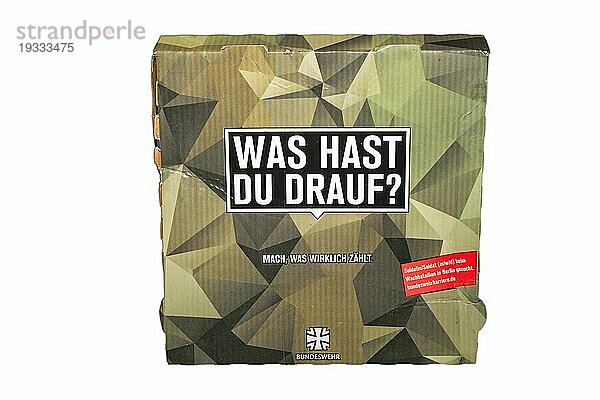 Werbung der deutschen Bundeswehr auf einem Pizzakarton  Camouflage als Hintergrund  Studioaufnahme mit weissem Hintergrund