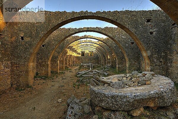 Agios Georgios  Orthodoxes Kloster  Abendlicht  Ölmühle  Ruine  ohne Dach  Steinbögen  frontal  Mühlsteine  Drapanon-Halbinsel  Westkreta  Provinz Chania  Kreta  Griechenland  Europa