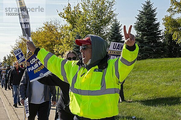 Sterling Heights  Michigan USA  23. Oktober 2023  Mitglieder der United Auto Workers weiteten ihren Streik aus und legten im Stellantis Montagewerk Sterling Heights (SHAP) die Arbeit nieder. Die 6.800 Arbeiter in diesem Werk stellen RAM Pickups her