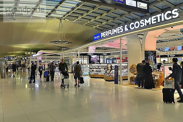 Duty Free Shop für Parfume und Kosmetik im Sicherheitsbereich  Flughafen Bangkok-Suvarnabhumi  Bangkok  Thailand  Asien