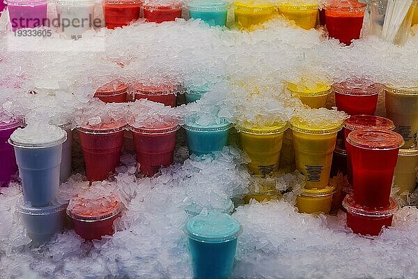 Fruchtsaftgetränke Zumos Naturales auf dem Mercato Boquiera in Barcelona  Spanien  Europa