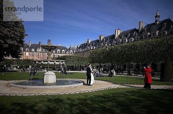 Jüdisches Hochzeitspaar  Fotografin  Park  Parkanlage  Place des Vosges  Square Louis XIII  jüdisches Viertel Marais  Village St. Paul  Paris  Frankreich  Europa