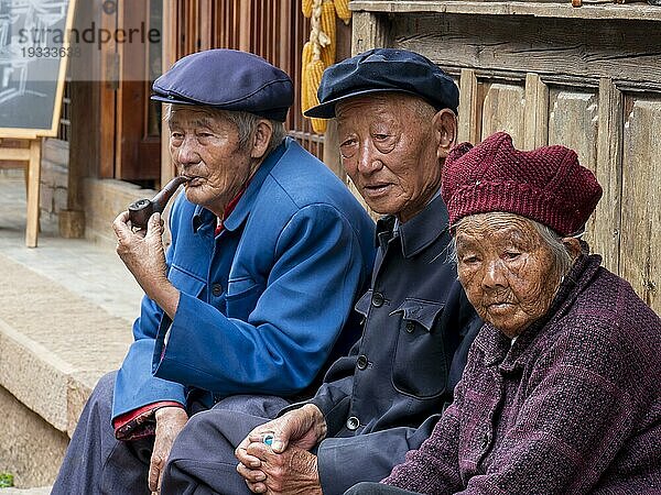 Alte Menschen sitzen vor dem Haus  chinesische Rentner  Shaxi  Yunnan  China  Asien