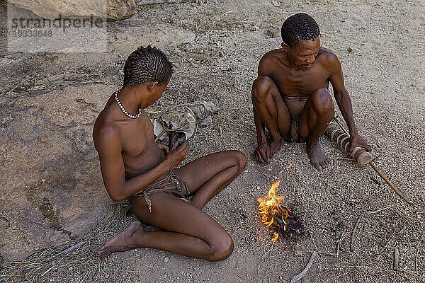 Buschwanderung mit zwei San Männern  San Männer demonstrieren das Feuer machen  Lebendes Museum der San  Erongogebirge  Namibia  Afrika