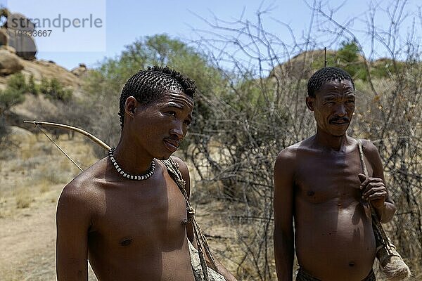 Buschwanderung mit zwei San Männern  Lebendes Museum der San  Erongogebirge  Namibia  Afrika