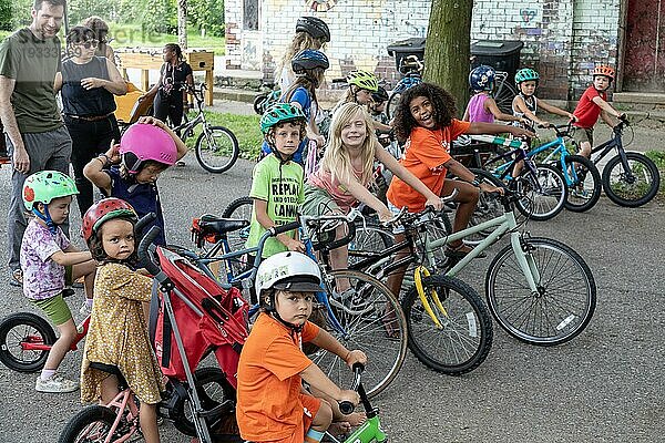 Detroit  Michigan  Kinder bereiten sich auf den Start des Farnsworth Criteriums vor  einer Fahrradparade für Kinder auf der Farnsworth Street im Osten von Detroit