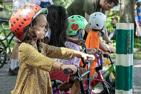 Detroit  Michigan  Kinder versammeln sich vor dem Start des Farnsworth Criterium  einer Fahrradparade und einem Rennen für Kinder auf der Farnsworth Street im Osten von Detroit