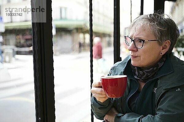 Ältere Frau  Best Ager  sitzt in Café  trinkt Kaffee  Paris  Frankreich  Europa