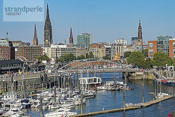 Sportboot-Hafen  Hochbahnhof Baumwall  Niederbaumbrücke  Silhouette von Hamburg