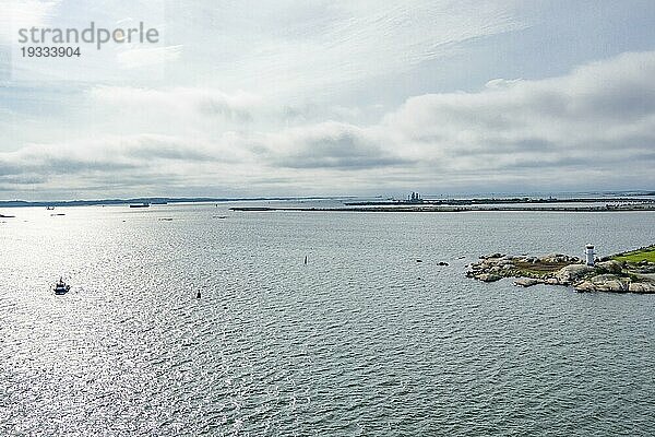 Mündung des Flusses Göta Älv  rechts Luchtturm Rune's Lighthouse  Arendal  Göteburg