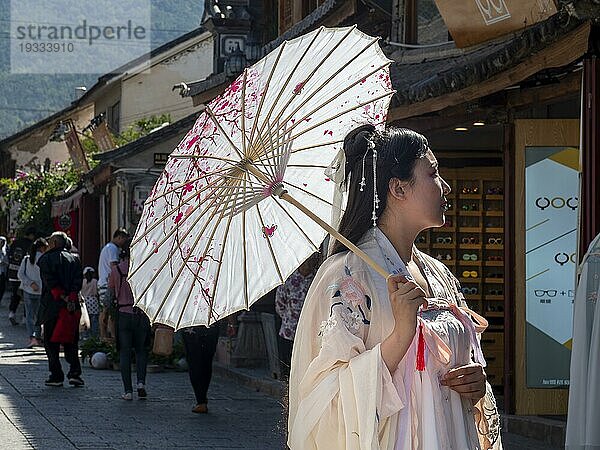 Frau in chinesischer Nostalgie  Sonnenschirm und altes luxuriöses Kleid  historische Altstadt Dali  Yunnan  China  Asien