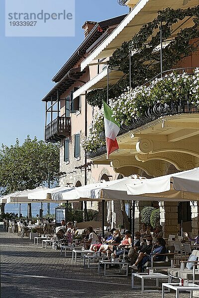 Traditionshotel Gardesana  Lounge auf der Piazza Calderini  Torri del Benaco  Gardasee Ostufer  Provinz Verona  Italien  Europa