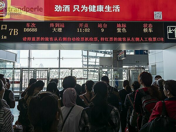 Wartende Passanten im Bahnhof  chinesische Laufschrift  Kunming  Yunnan  China  Asien