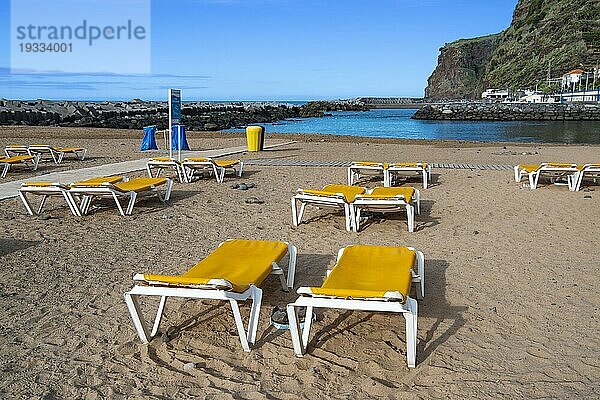 Künstlich aufgeschütteter  trostloser Sandstrand von Calheta  Insel Madeira  Portugal  Europa