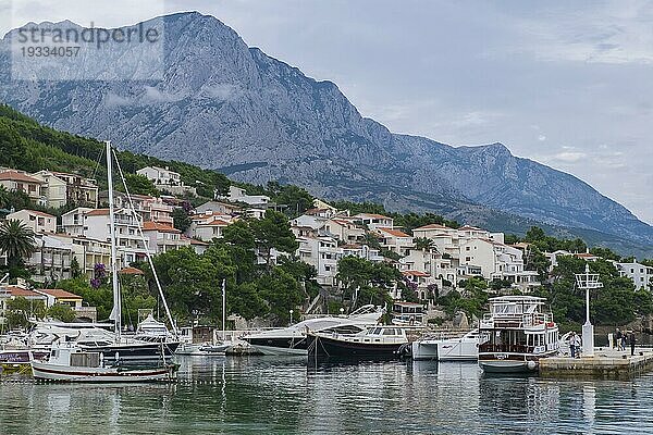 Hafen von Brela  Makarska Riviera  Brela  Kroatien  Europa