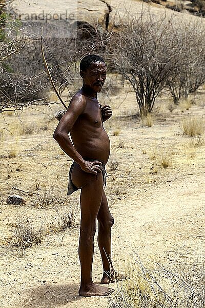 San Mann bei einer Buschwanderung  Lebendes Museum der San  Erongogebirge  Namibia  Afrika
