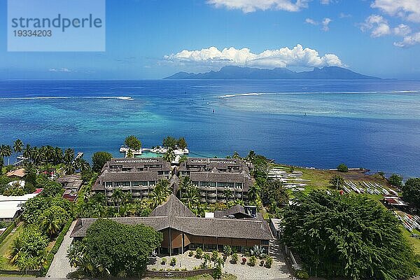 Luftaufnahme  Te Moana Tahiti Resort  Horizont  Pazifik mit Silhouette von Insel Moorea  Tahiti-Nui  Gesellschaftsinseln  Inseln unter dem Winde  Französisch Polynesien