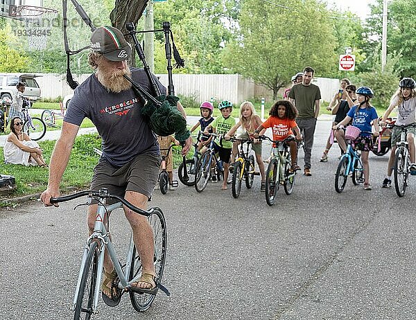 Detroit  Michigan  Ein Dudelsackspieler spielt zum Start des Farnsworth Criteriums  einer Fahrradparade für Kinder  die auf der Farnsworth Street im Osten von Detroit stattfindet