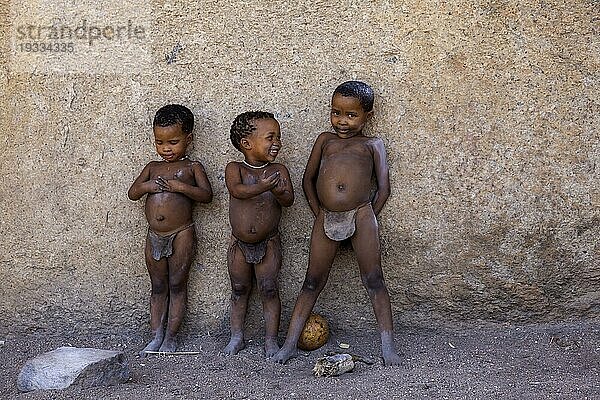 Drei San Kinder  Lebendes Museum der San  Erongogebirge  Namibia  Afrika