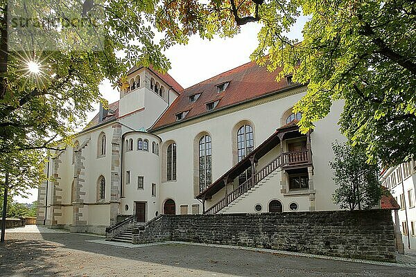 Spätgotische Stiftskirche St. Pancratius mit Außentreppe im Gegenlicht  Backnang  Baden-Württemberg  Deutschland  Europa