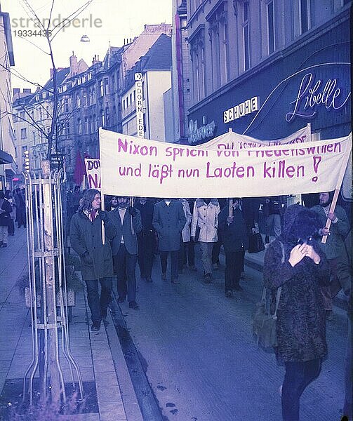 DEU  Deutschland: Die historischen Farbfotos aus den Zeiten der 70er Jahre zeigen Ereignisse und Personen aus Politik  Kultur  Gewerkschaften  Arbeitsleben  Medizin u.a. Ruhrgebiet: Demonstration gegen Krieg um Laos u.Kambodscha. ca. 1965-6