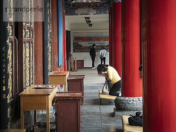 Rote Säulen  betende Menschen  Yuantong Tempel  Kunming  Yunnan  China  Asien