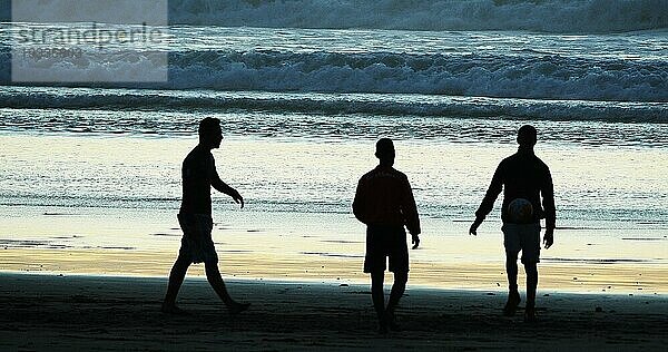 Eine Gruppe von Menschen spielt Fußball am Strand von Cabourg bei Sonnenuntergang  Normandie