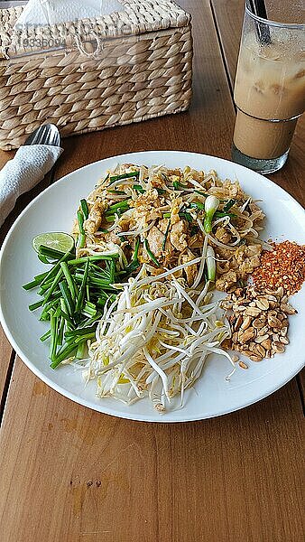 Vertikale Ansicht eines Tellers mit Schweinefleisch Pad Thai  einem berühmten authentischen thailändischen Gericht aus Thailand